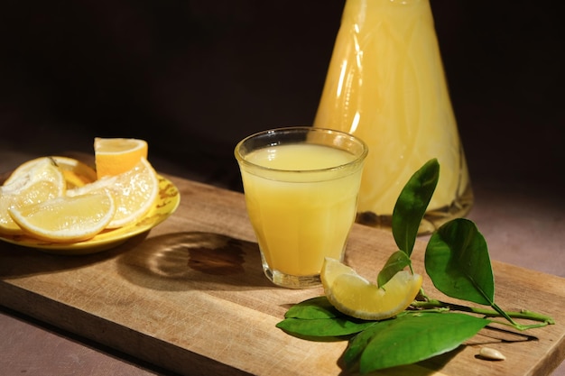 Likier Limoncello w karafce i shot napoju limoncello