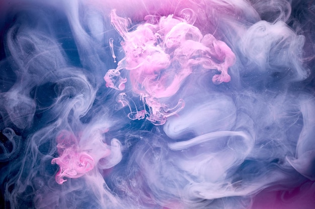 Liliowy dym na czarnym tle atramentu kolorowa różowa mgła abstrakcyjna wirująca dotyk ocean morze lazur akrylowa farba pigmentowa pod wodą