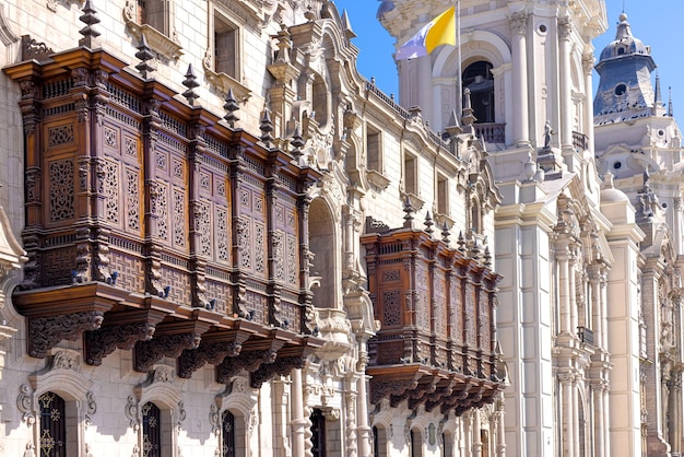 Lima Peru Pałac arcybiskupów na kolonialnym centralnym placu Mayor lub Plaza de Armas w historycznym centrum