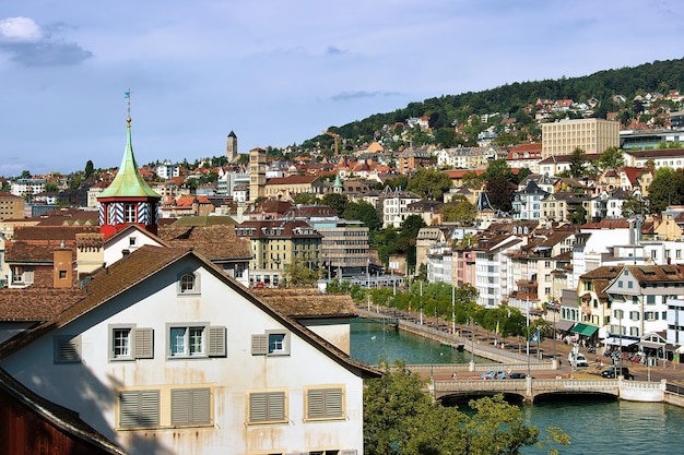 Limmatquai w centrum Zurychu w Szwajcarii. Widziane ze wzgórza Lindenhof.