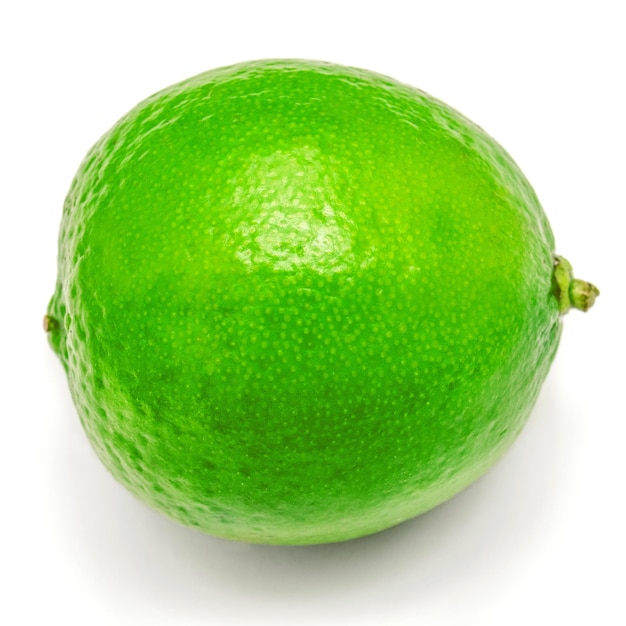 Limonka owocowa na białym tle