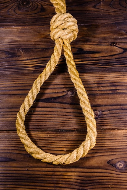 Zdjęcie lina z pętlą do samobójstwa na drewnianym tle