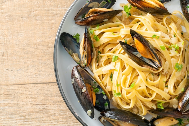 Linguine Spaghetti Pasta Vongole Sos Z Białego Wina - Włoski Makaron Z Owocami Morza Z Małżami I Małżami