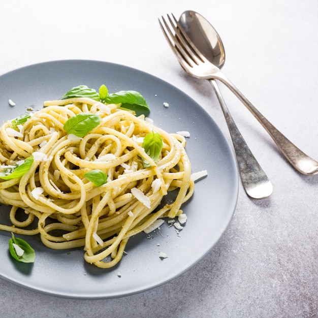 Linguine z zielonym pesto