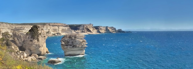 Linia brzegowa Bonifacio z wapiennym klifem na morzu pod czystym, błękitnym niebem na Korsyce