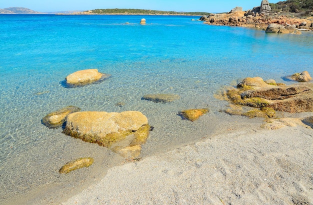 Linia brzegowa Conca Verde w pogodny dzień Sardynia