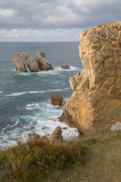 Linia brzegowa i klif na plaży Portio, Santander, Hiszpania