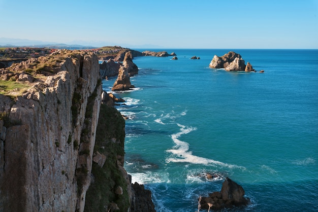 Linia brzegowa krajobraz w Urros De Liencres, Cantabria, Hiszpania