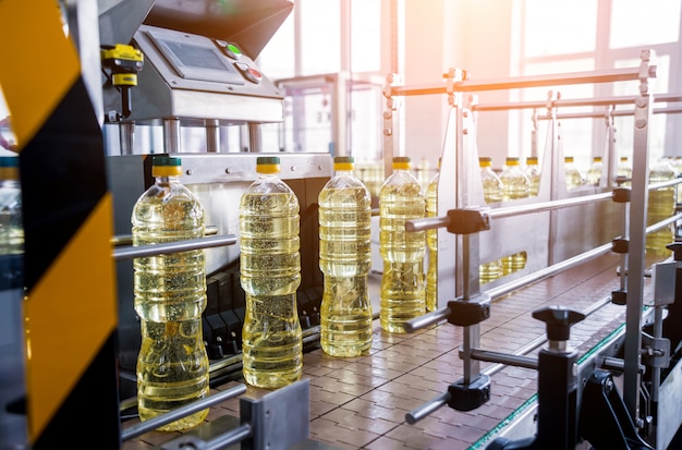 Linia do butelkowania oleju słonecznikowego w butelkach. Zakład produkcji oleju roślinnego. Zaawansowana technologia.