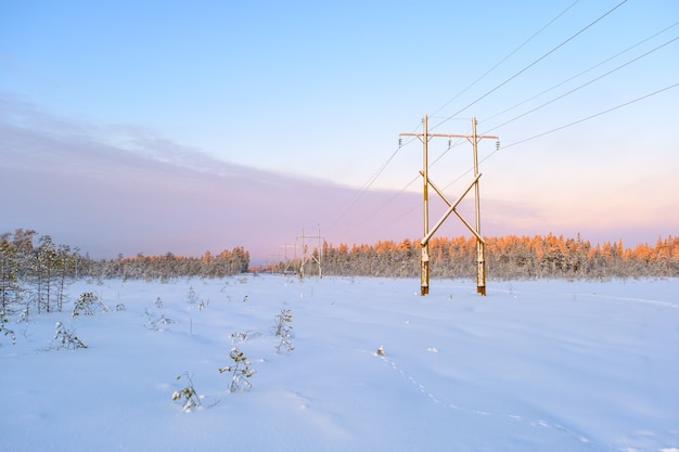 Linia Elektroenergetyczna W śnieżny Zimowy Dzień. Koncepcja Transportu Energii Elektrycznej