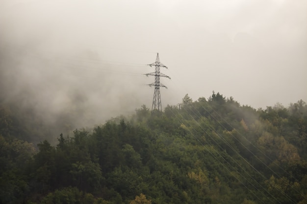 Linia Energetyczna Jest Wysoko W Górach We Mgle