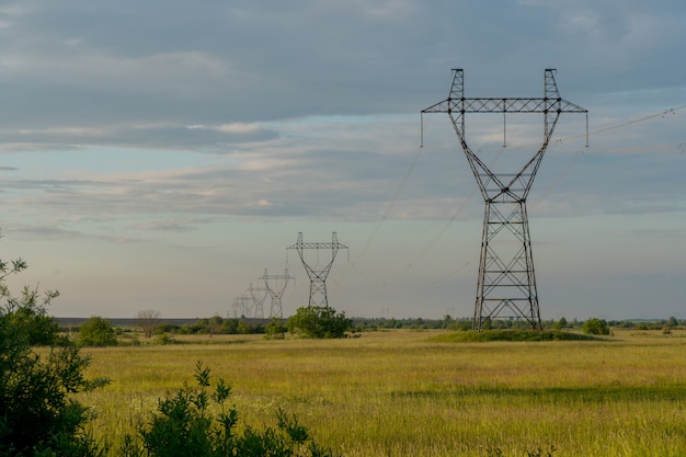 Linia energetyczna wysokiego napięcia