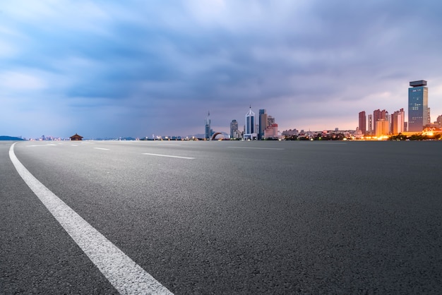 Linia horyzontu miejskiej panoramy Qingdao Expressway