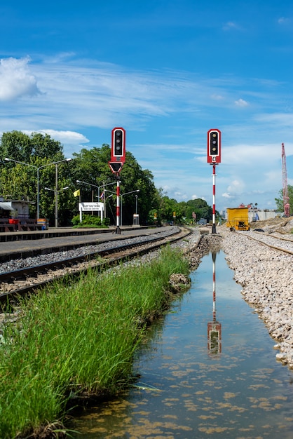 Linia kolejowa i światła ruchu z niebieskiego nieba tłem