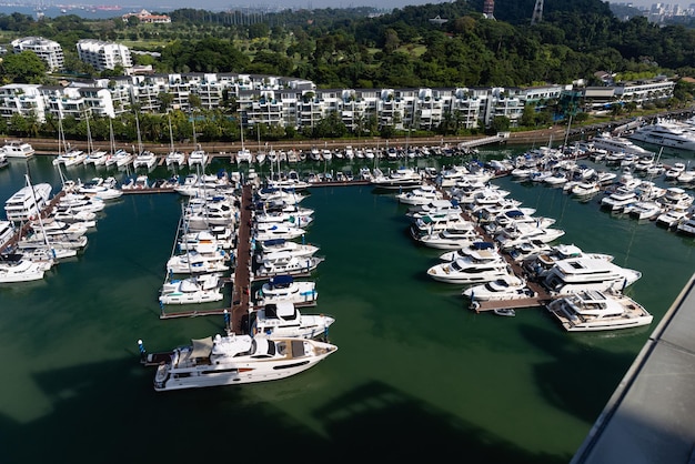 Linia różnych luksusowych jachtów na wystawie jachtów w Singapurze Sentosa