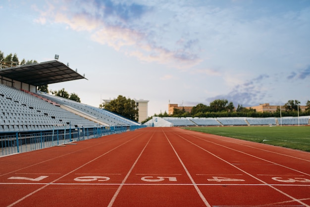 Linia Startu Do Biegania Po Stadionie, Nikt, Widok Z Przodu. Pusta Bieżnia Z Numerami, Powłoka Odporna Na Urazy, Nawierzchnia Do Biegania Na Arenie Sportowej