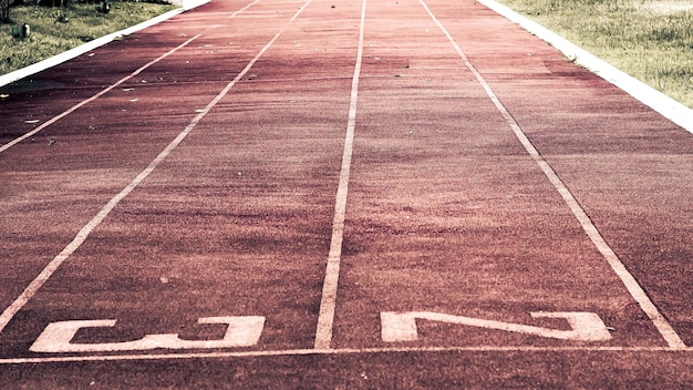 Linia Startu Na Bieżni. Bieżnia Czerwona Guma Syntetyczna Na Stadionie Lekkoatletycznym