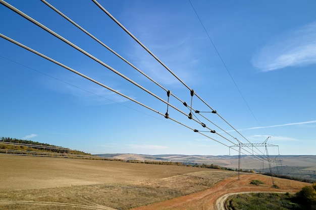 Linie elektroenergetyczne podzielone bezpieczną ramą izolacyjną chroniącą bezpiecznie przesyłające energię elektryczną wysokiego napięcia przez przewody kablowe Przesył energii elektrycznej na duże odległości