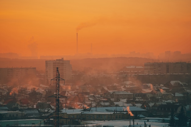 Linie energetyczne w mieście o świcie