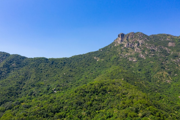 Lion Rock Mountain z niebieskim niebem w Hong Kongu