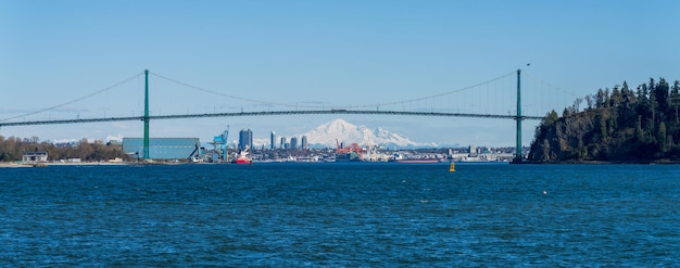 Lions Gate Bridge z ośnieżoną górą Mount Baker w tle Vancouver BC Kanada