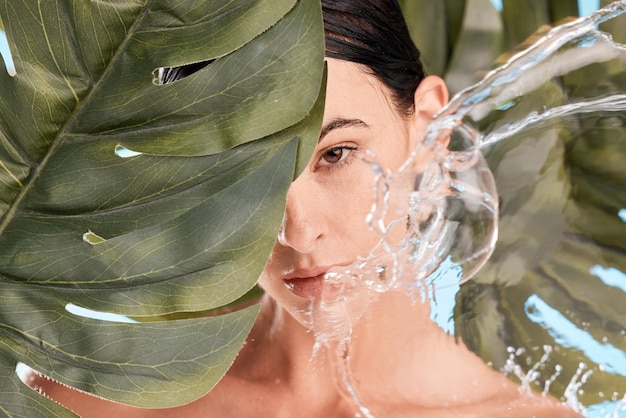 Liść plusk wody i pielęgnacja skóry kobiety portret odnowy biologicznej organicznej i luksusowej twarzy Roślinne piękno naturalnych kosmetyków i zielonej dermatologii osoby ze zrównoważonymi kosmetykami i zabiegami