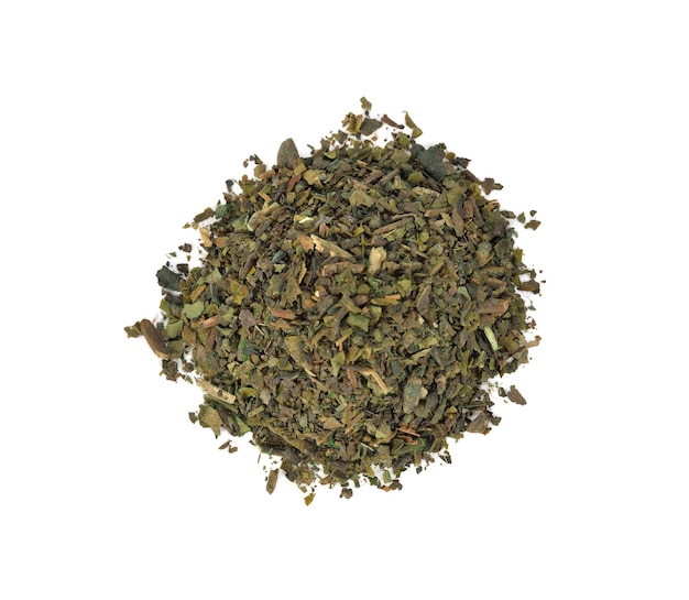 Liście zielonej herbaty na białym tle