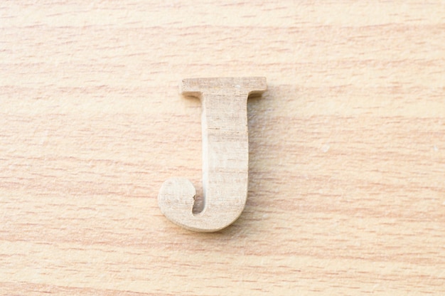 List J-Alphabet z prawdziwego drewna.