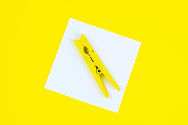 Lista Rzeczy Do Zrobienia Naklejka Z żółtym Drewnianym Spinaczem Do Bielizny Zbliżenie Papieru Z Przypomnieniem Na żółtym Tle Kopiowanie Miejsca Minimalizm Oryginalne I Kreatywne Zdjęcie Pionowa Tapeta Na Smartfona