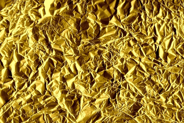 Zdjęcie lista zmiętego tła papieru ze złotej folii
