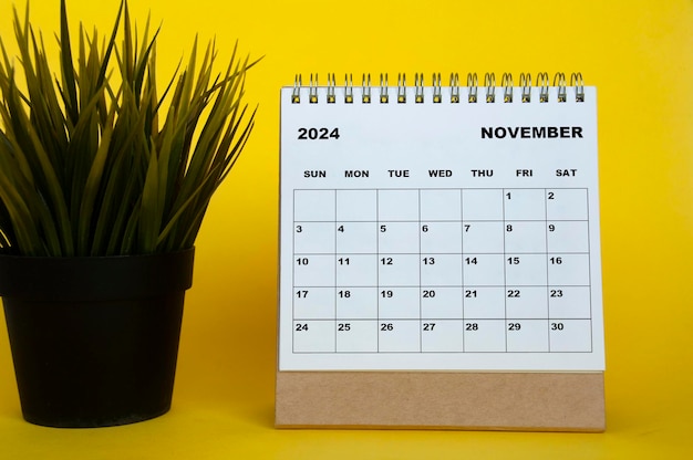 Listopad 2024 miesiąc kalendarza z rośliną stołową na żółtym tle okładki Koncepcja kalendarza miesięcznego