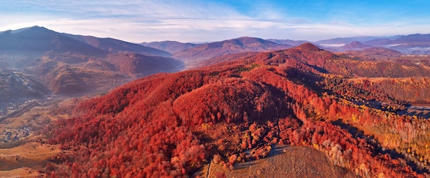 Listopadowa panorama górska Górska mglista jesień Krajobraz wschodu słońca Poranna dolina pokryta mgłą scena powietrzna Sezonowa jesienna sceneria Karpat