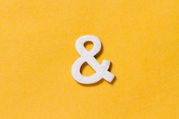 Litera alfabetu odizolowana na żółtym tle widok z góry