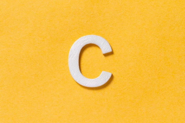 Litera C Alfabetu Izolowana Na żółtym Tle Widok Z Góry