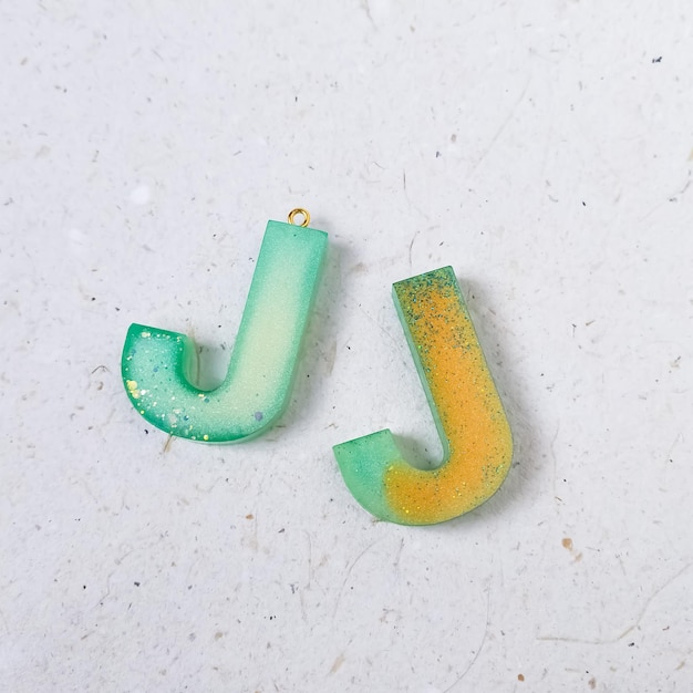Zdjęcie litera j alfabetu angielskiego wykonana z żywicy na białym tle