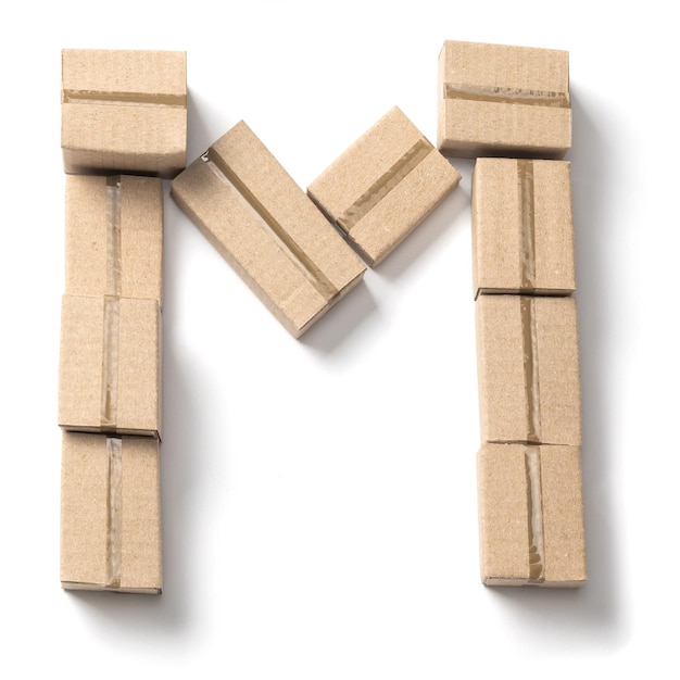 Litera M Alfabet z kartonowych pudełek do dostawy izolowany na białym tle