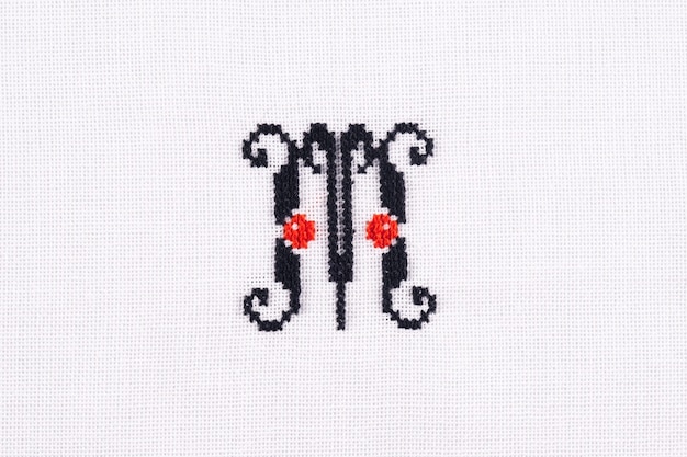 Zdjęcie litera m haftowanego ściegu krzyżowego alfabetu łacińskiego tkaniny lnianej ręcznie
