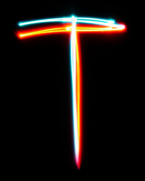 Zdjęcie litera t alfabetu wykonana z neonowego znaku niebieskiego czerwonego światła obrazu o długiej ekspozycji z kolorowym