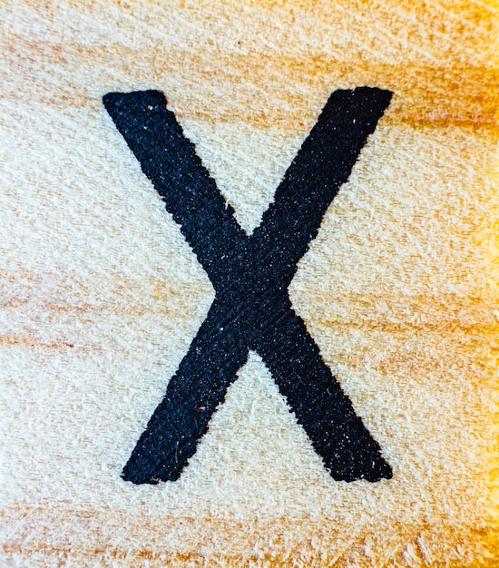 Litera X wygrawerowana laserowo na makro drewna balsa z bliska szczegółów tekstury