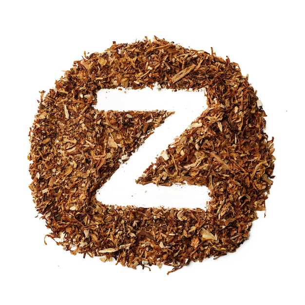 Zdjęcie litera z wykonana z papierosów suszonych tytoniu do palenia na białym tle