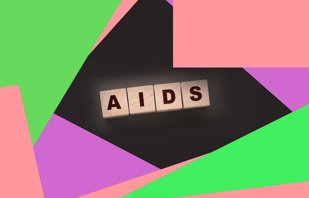 Litery AIDS na drewnianych kostkach STD choroby przenoszone drogą płciową