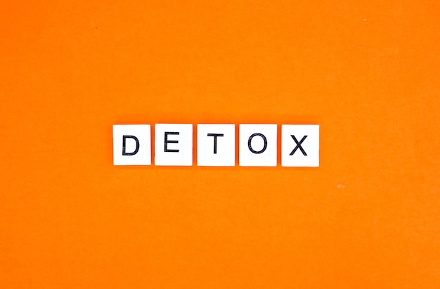 Zdjęcie litery alfabetu ze słowem detox zdrowie lub pojęcie żywności medycznej niezdrowe substancje