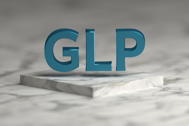 Litery Glp W Niebieski Błyszczący Metalicznej Tekstury Latające Nad Podium Marmurowym Cokole. Glp - Dobra Standardowa Praktyka Laboratoryjna Do Prezentacji.