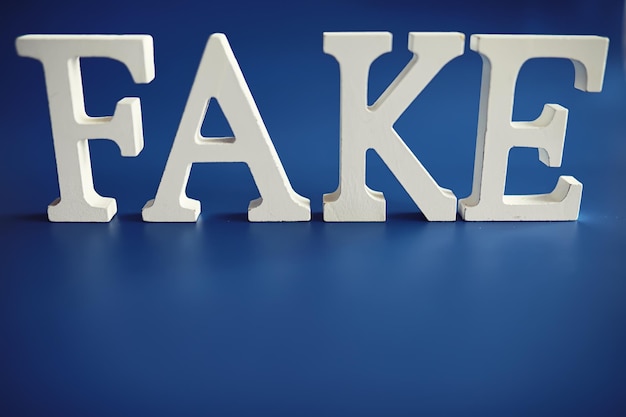 Litery Pisały Słowo Fake Pojęcie Nowoczesnej Technologii Informacyjnej Fake I Fakty W Wiadomościach