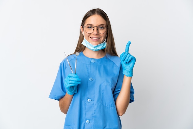 Litewska dentysta kobieta trzyma narzędzia na białym tle, wskazując na świetny pomysł