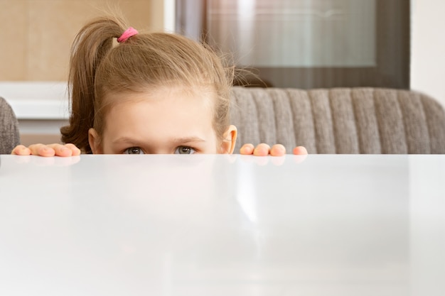 Little Girl Peeking From Behind Table, Kopia Przestrzeń