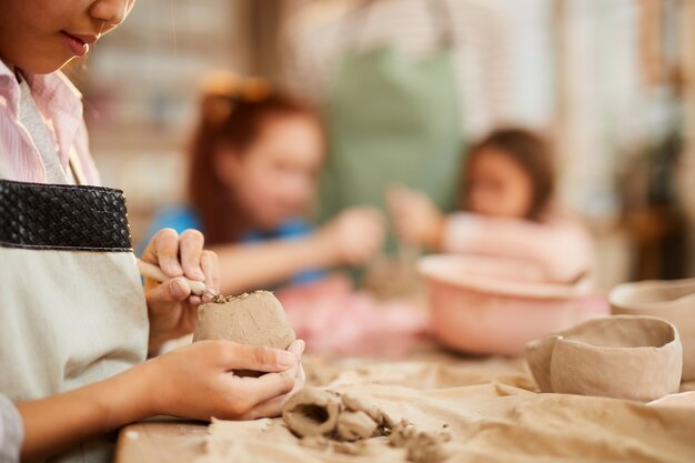 Zdjęcie little girl shaping clay