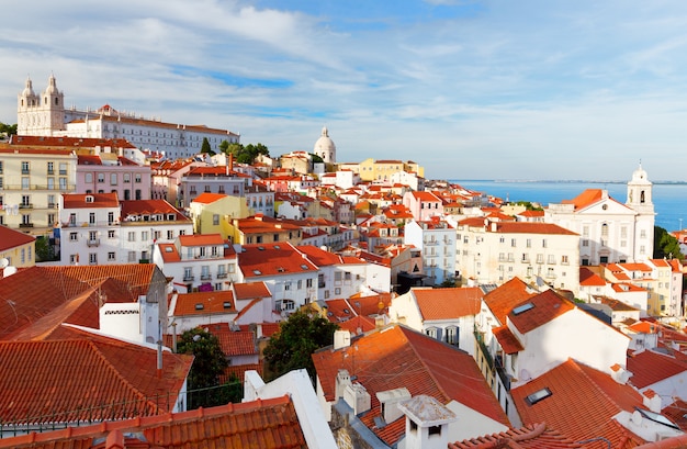 Lizbona gród, widok na stare miasto Alfama, Portugalia