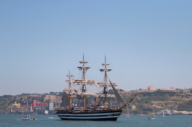 Lizbona, Portugalia: 25 Lipca 2016 R. - Wyścig Tall Ships To Duże Wydarzenie żeglarskie, Podczas Którego Duże Majestatyczne Statki Z żaglami Są Prezentowane Publiczności Do Zwiedzania.