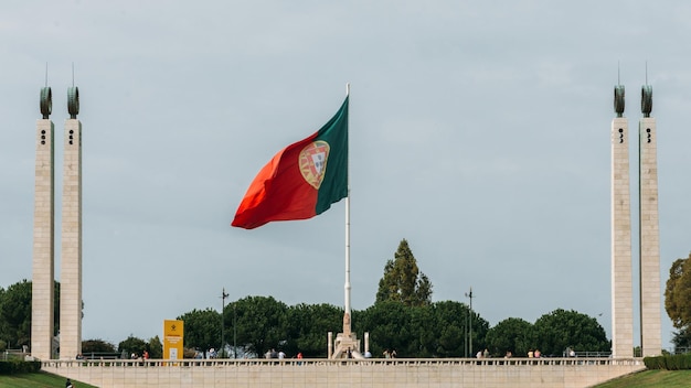 Lizbona Portugalia 9 października 2022 Flaga Portugalii w parku Eduardo VII zestawiona z samolotem należącym do TAP Portugal